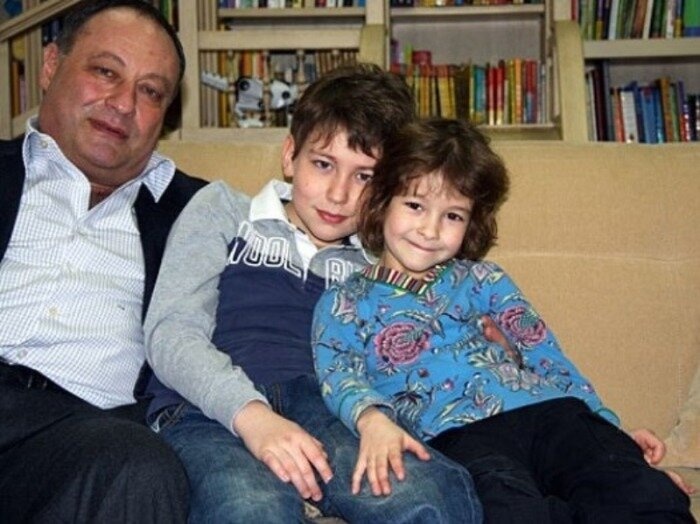 Владимир Слуцкер с детьми