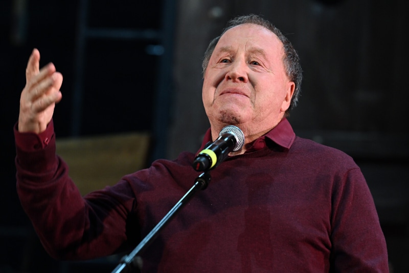 Владимира Стеклова экстренно прооперировали с помощью робота