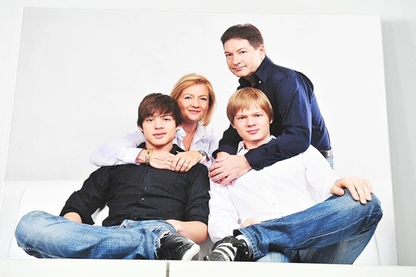 Андрей Безруков с детьми и женой