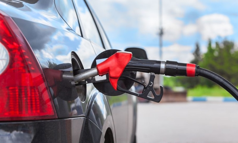 Опасные привычки водителей: переполненный бак мешает