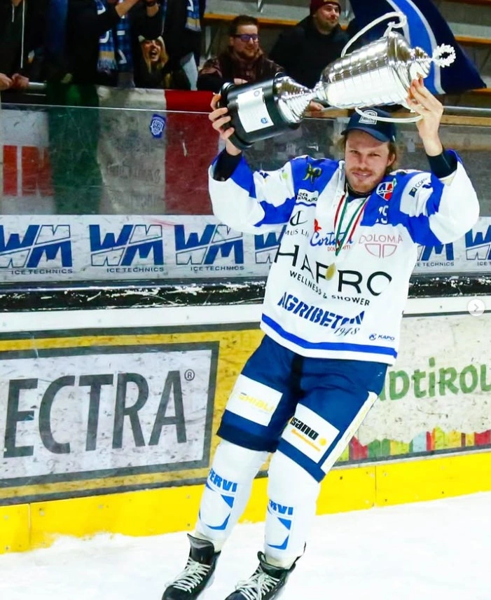 Хоккеист Никита Ушнев