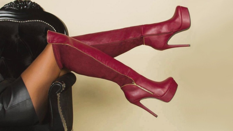 Лакированный плащ и яркие сапоги на каблуке - дерзкий лук от Лисовца