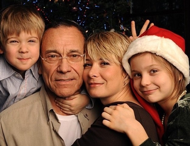 Мария Кончаловская с братом и родителями Андреем Кончаловским и Юлией Высоцкой 