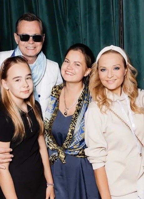 Виктория Левкина, ее отец Владимир Левкин, Маруся и Ника Левкины Виктория Левкина, ее отец Владимир Левкин, Маруся и Ника Левкины