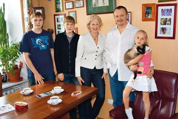 Владимир Шевельков с детьми и женой