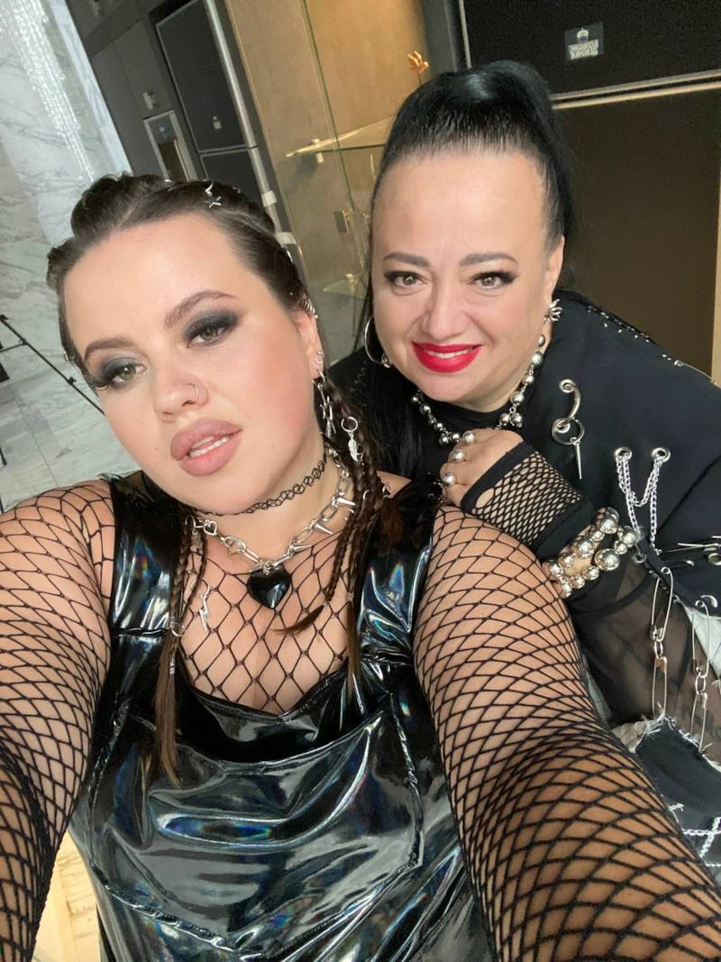 Алина Садикова и ее мать Елена в шоу «Большие девочки» Алина Садикова и ее мать Елена в шоу «Большие девочки»