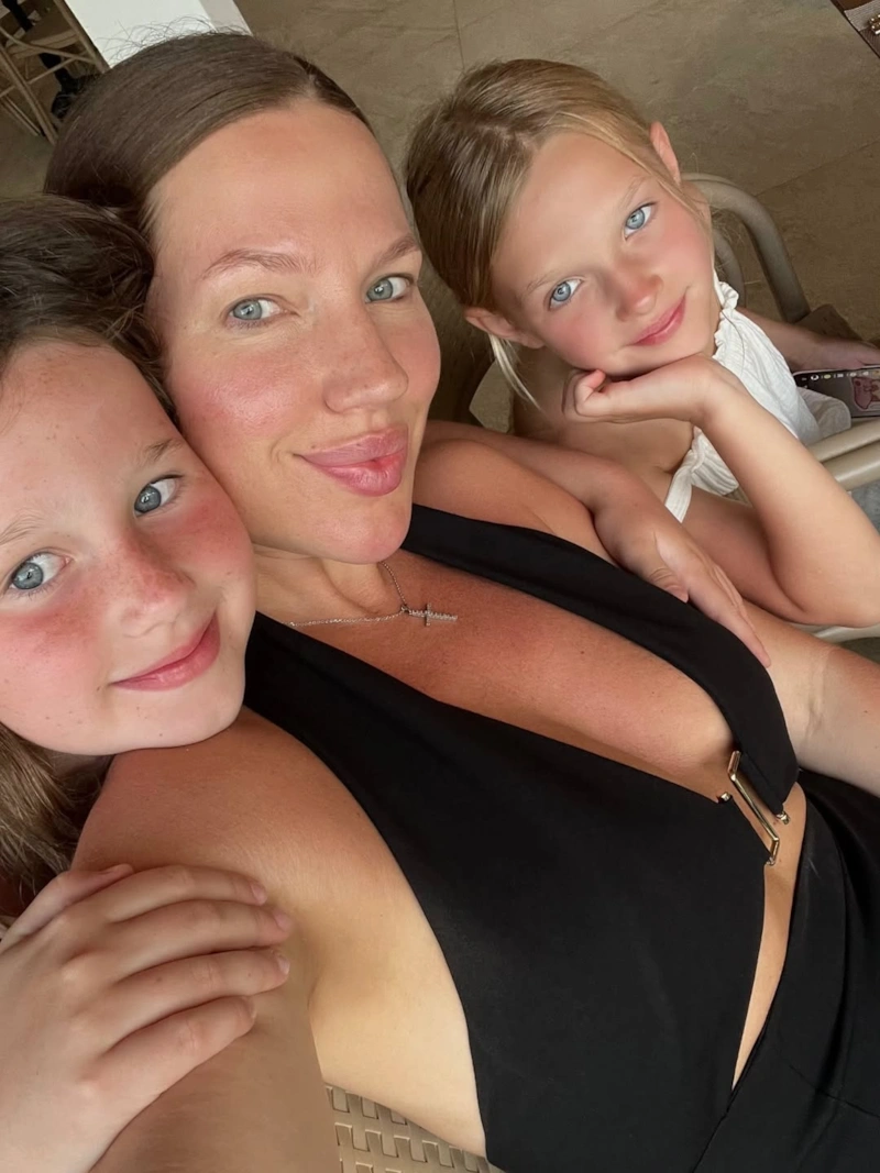 Карина Хомуха с детьми