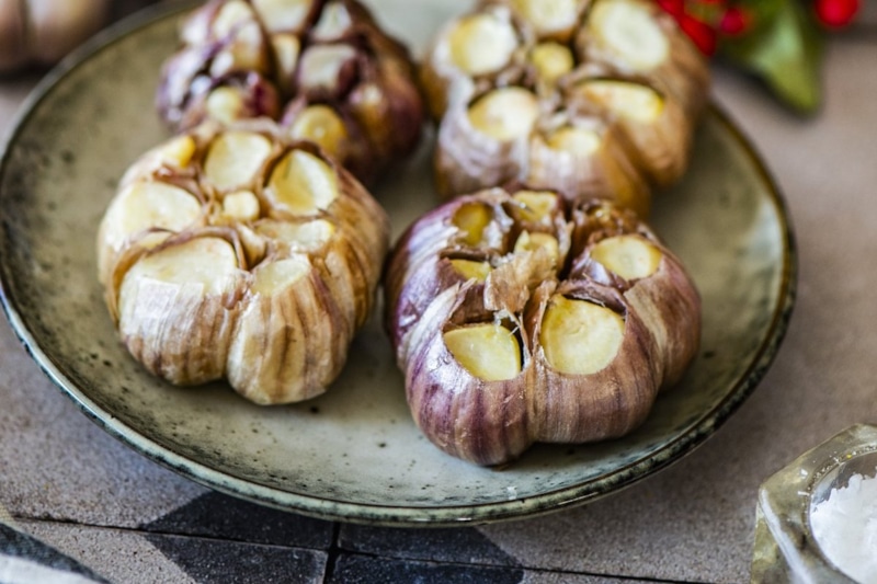 Печеный чеснок в разрезе: кремовый картофельный суп