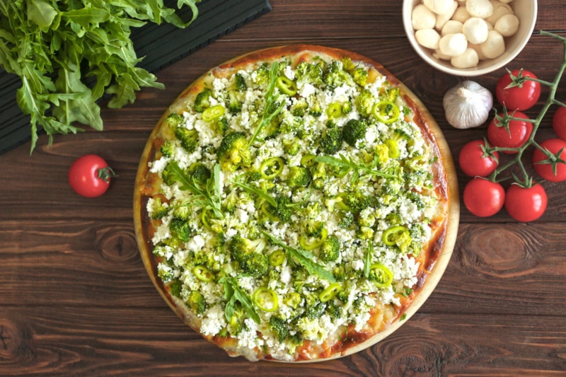 Белая пицца: брокколи и сыры