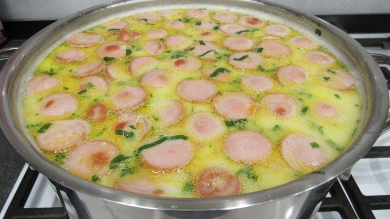 Сырный суп: курица, сосиски, нежность