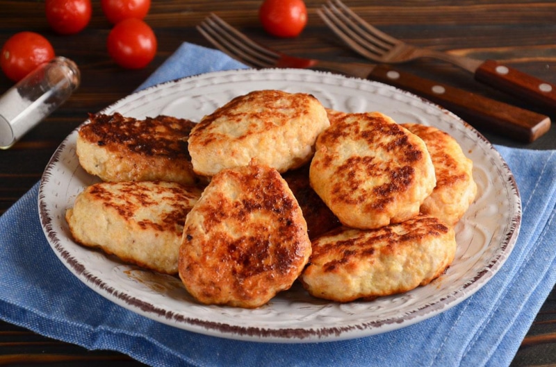 Куриные котлеты: сочность с творожной ноткой