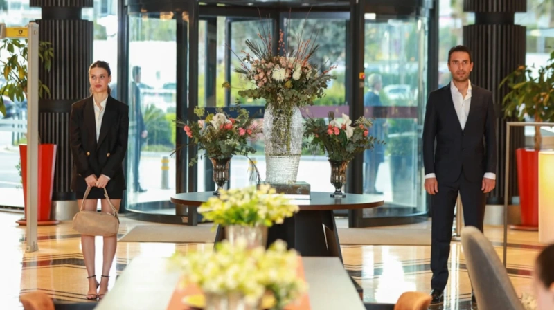  Кадр из сериала «Двухместный номер»