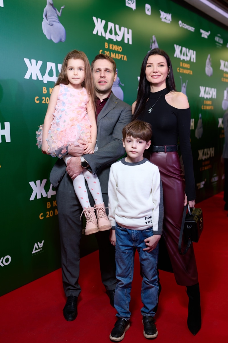 Виктория Черенцова с мужем и детьми Виктория Черенцова с мужем и детьми