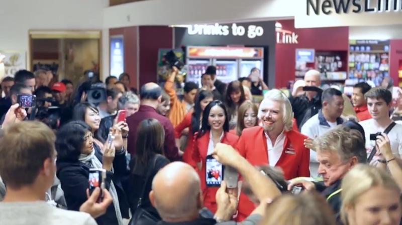 Ричард Брэнсон в костюме стюардессы