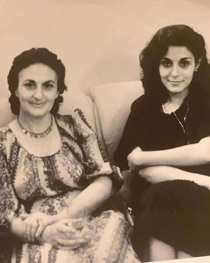 Сати Спивакова в молодости с мамой