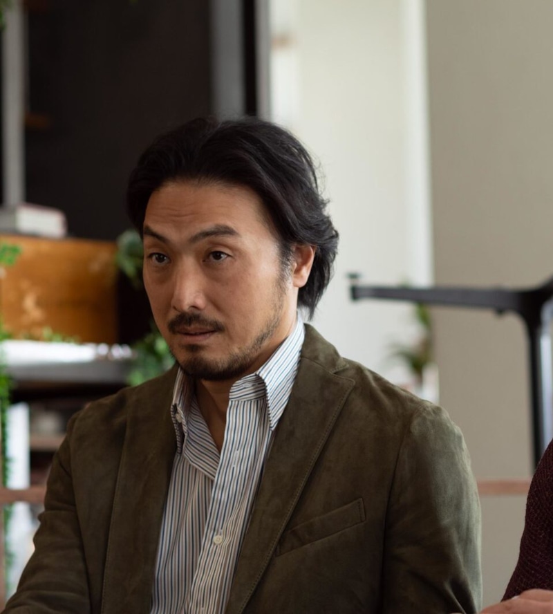 Такэхиро Хира в фильме «Семья в аренду» Такэхиро Хира в фильме «Семья в аренду»