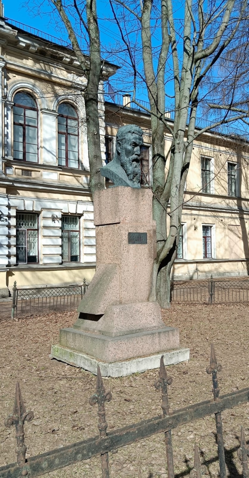 Памятник Вильгельму Рентгену