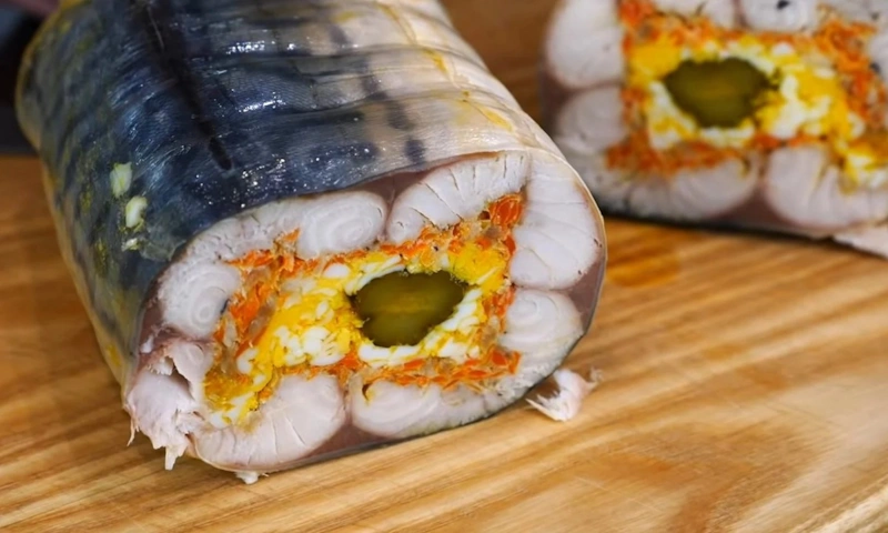 Рыбный рулет: скумбрия с начинкой