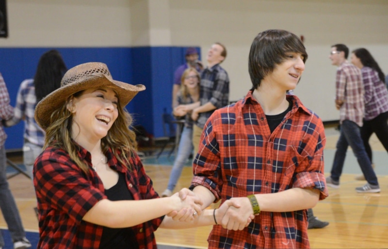 Сквэр-данс танцуют по парам и с улыбками Сквэр-данс танцуют по парам и с улыбками