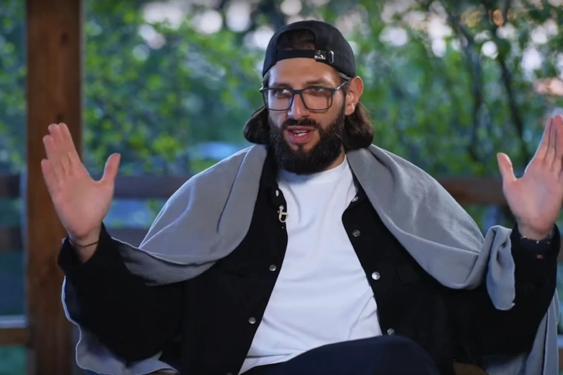 Комик Карена Макарена сделал предложение избраннице