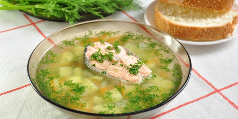 Традиционная уха: петух и рыба