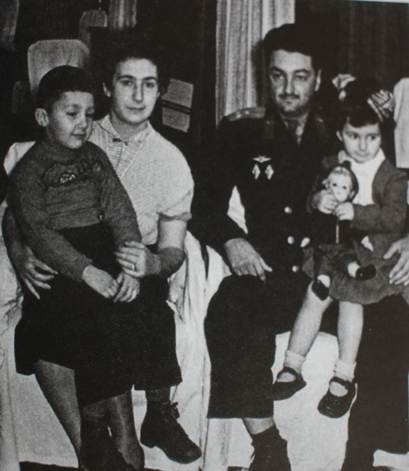 Нами Микоян с семьей