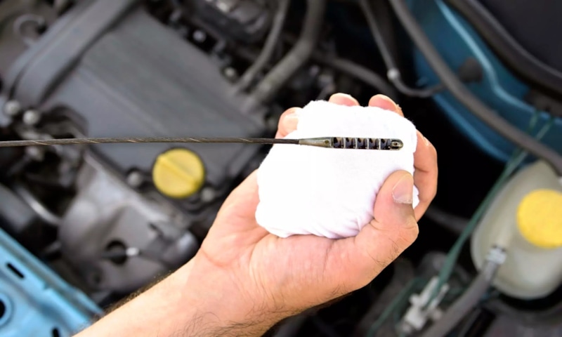 Масляный щуп: темное масло Масляный щуп: темное масло