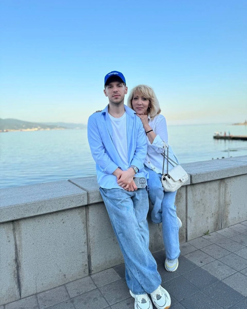 Александр Эгромжан с мамой