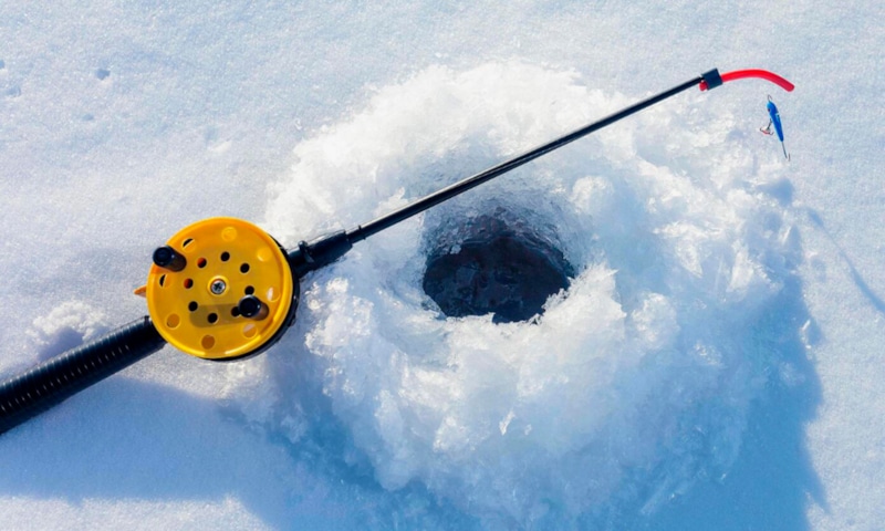 Зимняя рыбалка: лунка безо льда Зимняя рыбалка: лунка безо льда