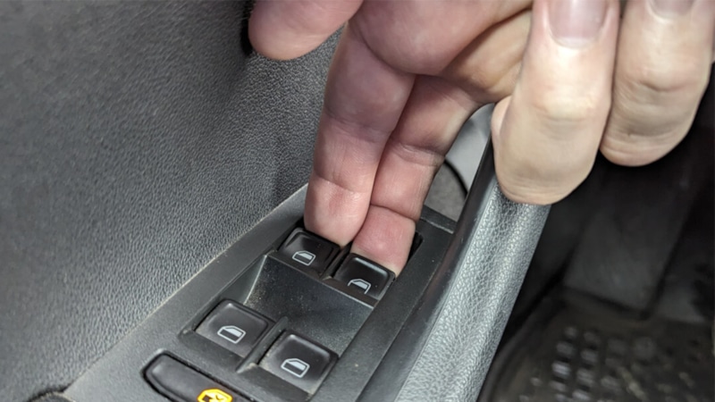 Кнопки стеклоподъемников: скрытая функция Кнопки стеклоподъемников: скрытая функция