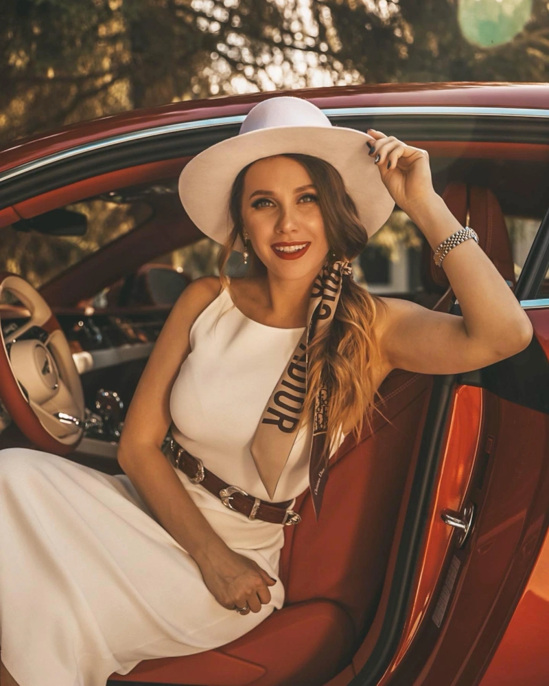 Лиза Миллер в автомобиле