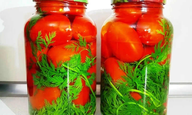 Маринованные томаты: аромат с ботвой