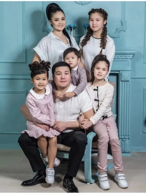 Турсынбек Кабатов с детьми