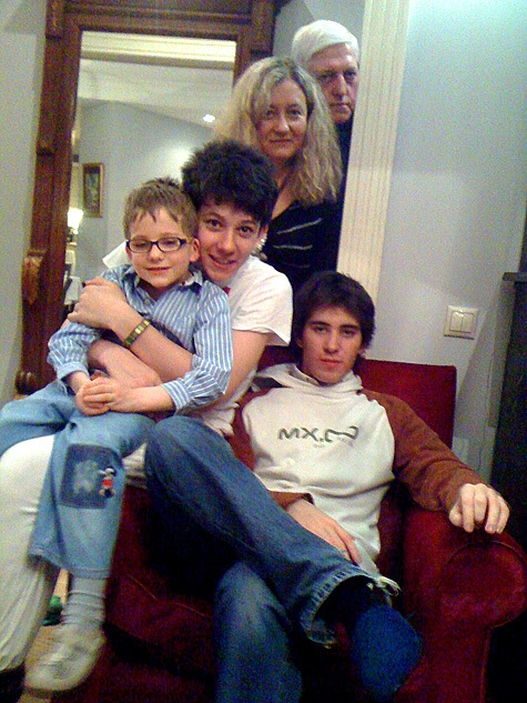 Алла Сурикова с внуками