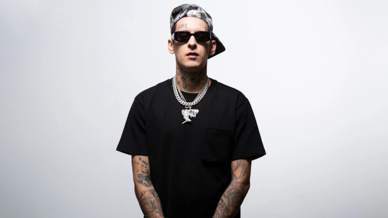 Kizaru в бейсболке