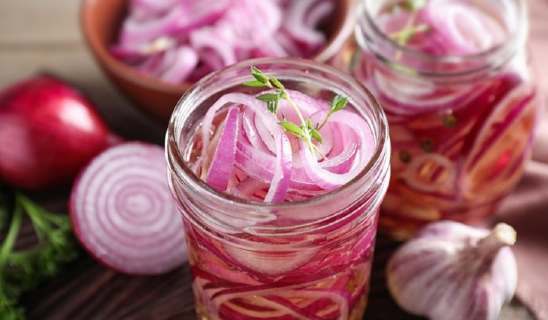 Маринованный лук: вкус зимы в банке