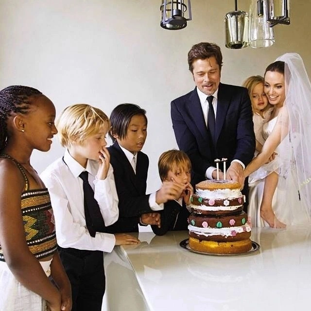 Анджелина Джоли и Брэд Питт с детьми