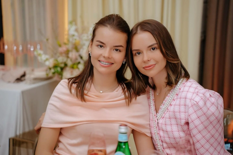 Екатерина Лещинская с сестрой Анастасией