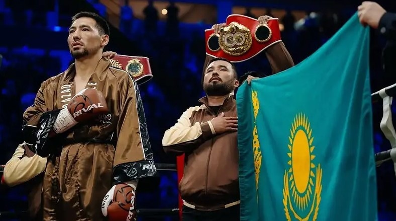 Жанибек Алимханулы с флагом Казахстана