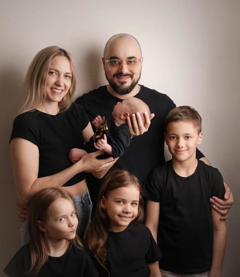 Певец Николай Тимохин с женой и детьми