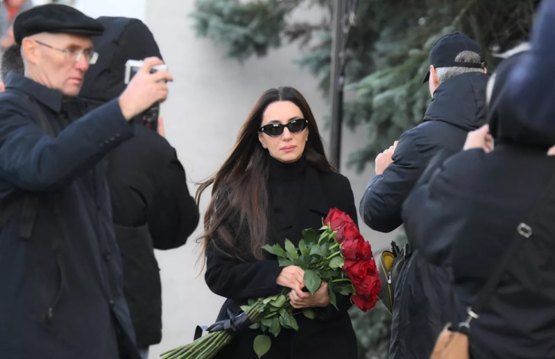 Певица Зара и еще тысячи людей пришли проститься с Юрием Николаевым