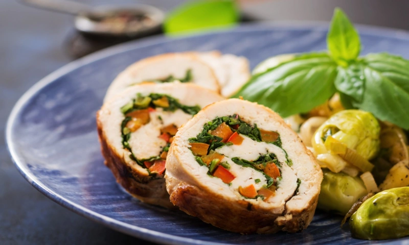 Праздничное блюдо: куриный рулет с овощами
