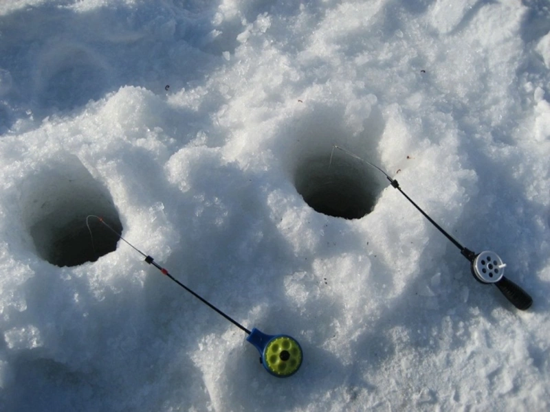 Зимняя рыбалка: двойные лунки