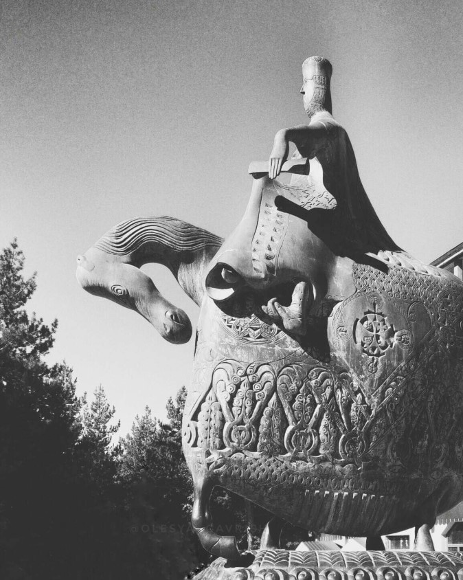 Памятник царице Тамаре в Местии Памятник царице Тамаре в Местии