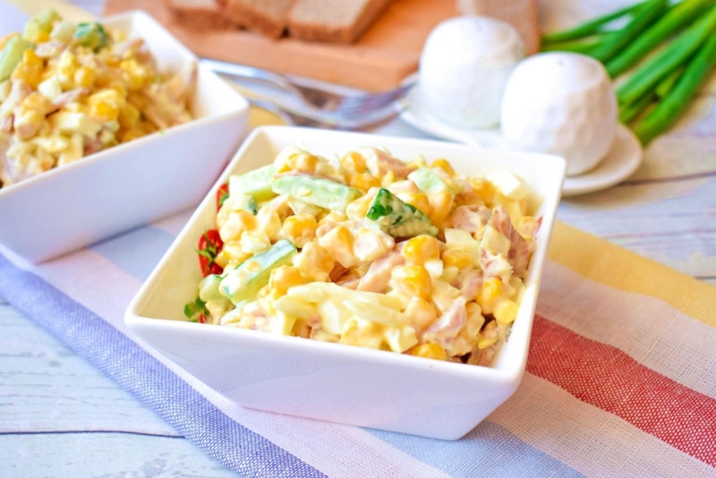 Праздничный салат: курица с кукурузой Праздничный салат: курица с кукурузой