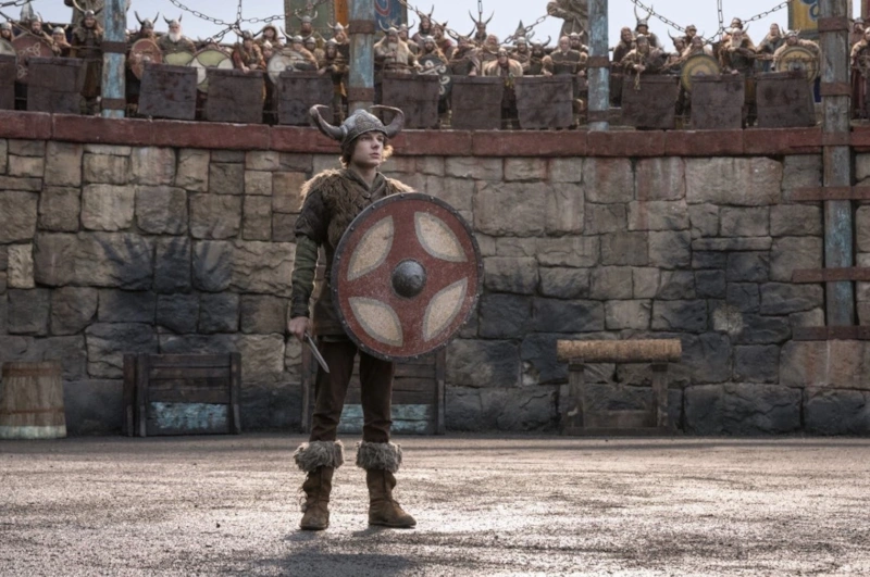 Мэйсон Темз в фильме «Как приручить дракона» Мэйсон Темз в фильме «Как приручить дракона»