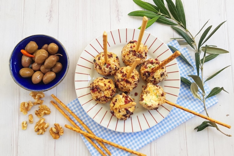 Закуска для вечеринки: сырный шар Закуска для вечеринки: сырный шар