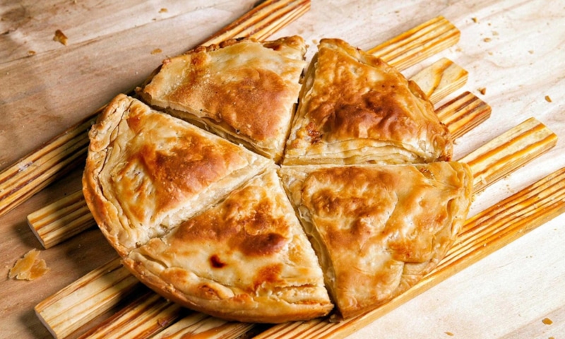 Греческая тиропита: хрустящий сырный пирог