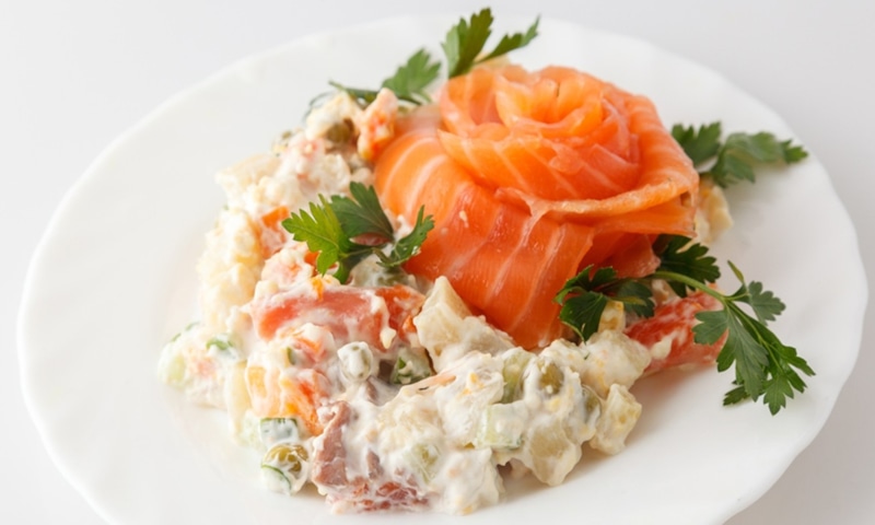 Рыбный акцент: обновленное оливье с деликатесной нарезкой