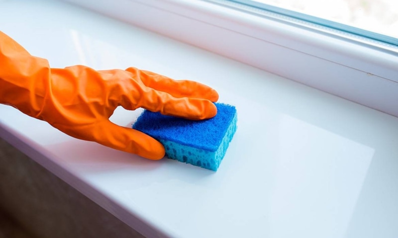 Белый подоконник: очищение зубной пастой Белый подоконник: очищение зубной пастой